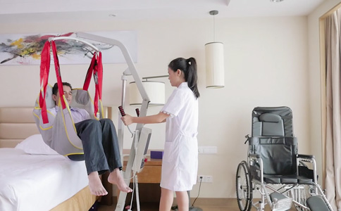 移位机将失能人从轮椅移动到床