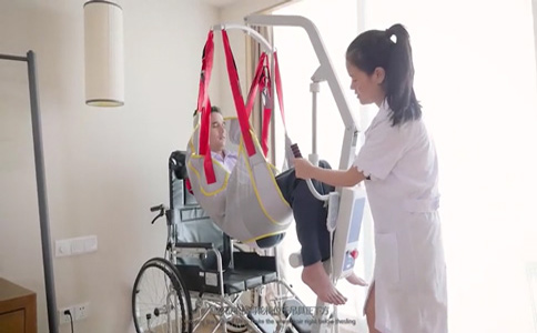 移位机将失能人从床移动到轮椅