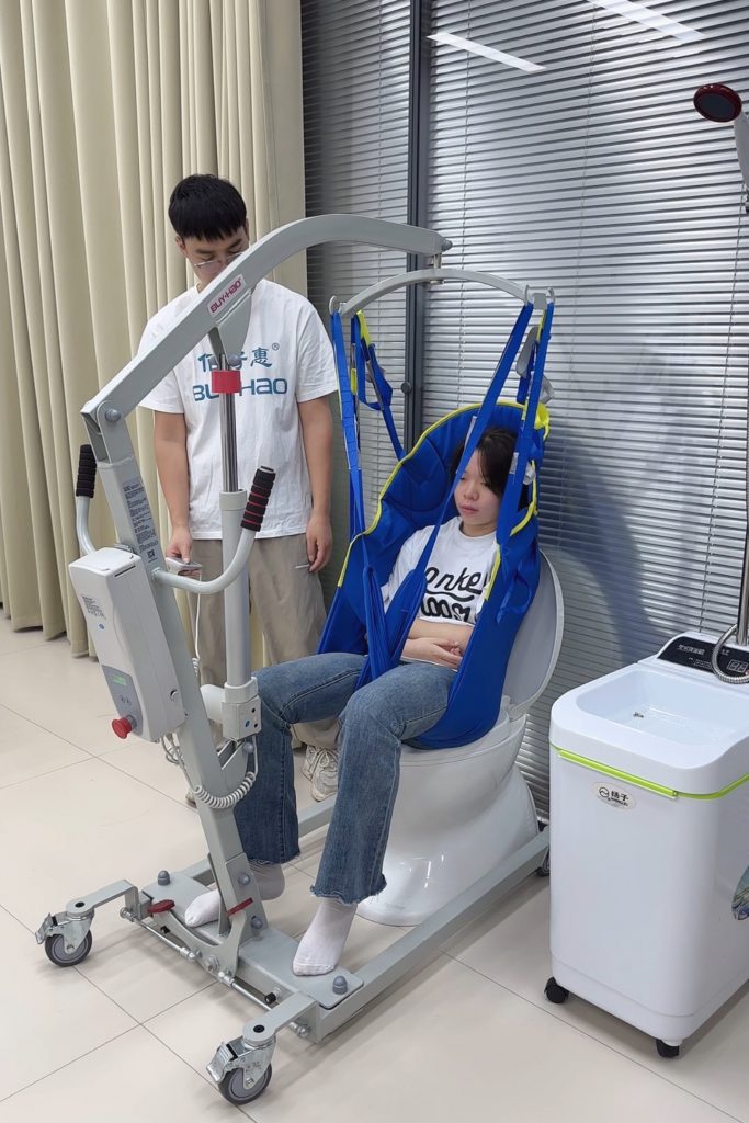使用移位机注意关注老人感受