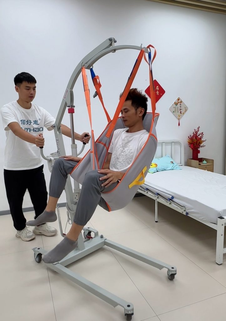 操作移位机时如何保证老人尊严